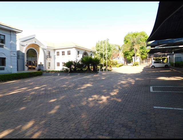 2,355M² OFFICE TO LET IN HYDE PARK